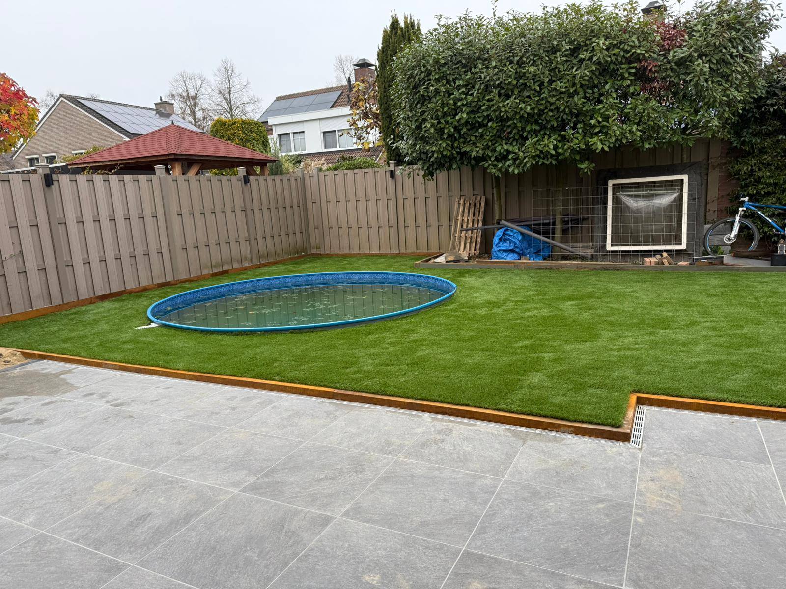 Achtertuin met zwembad