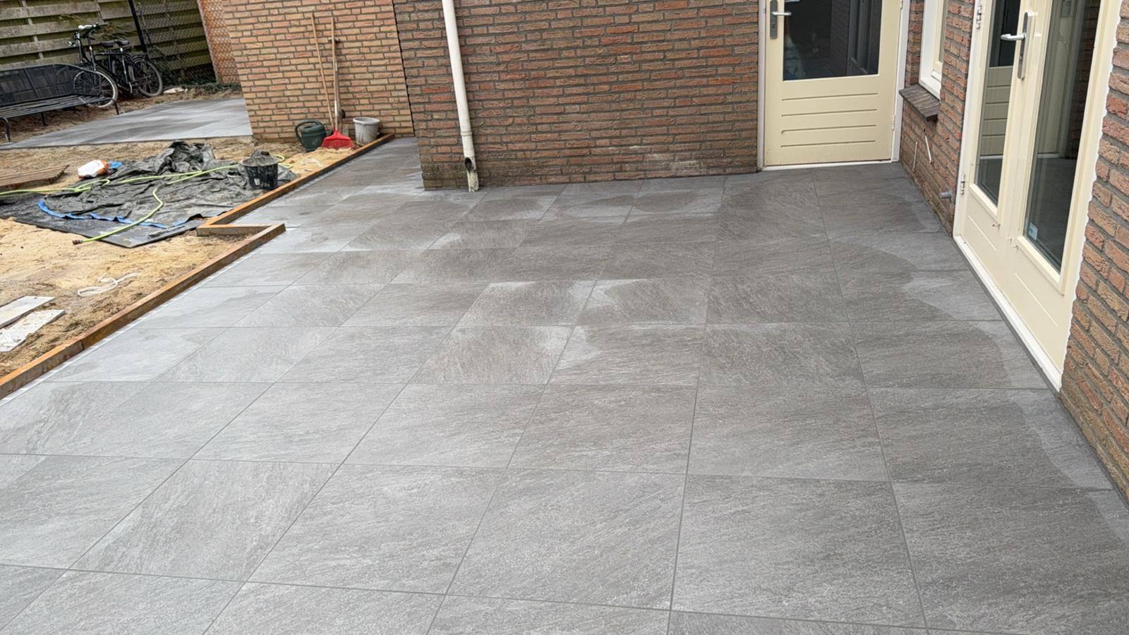 Terras bij witte deuren