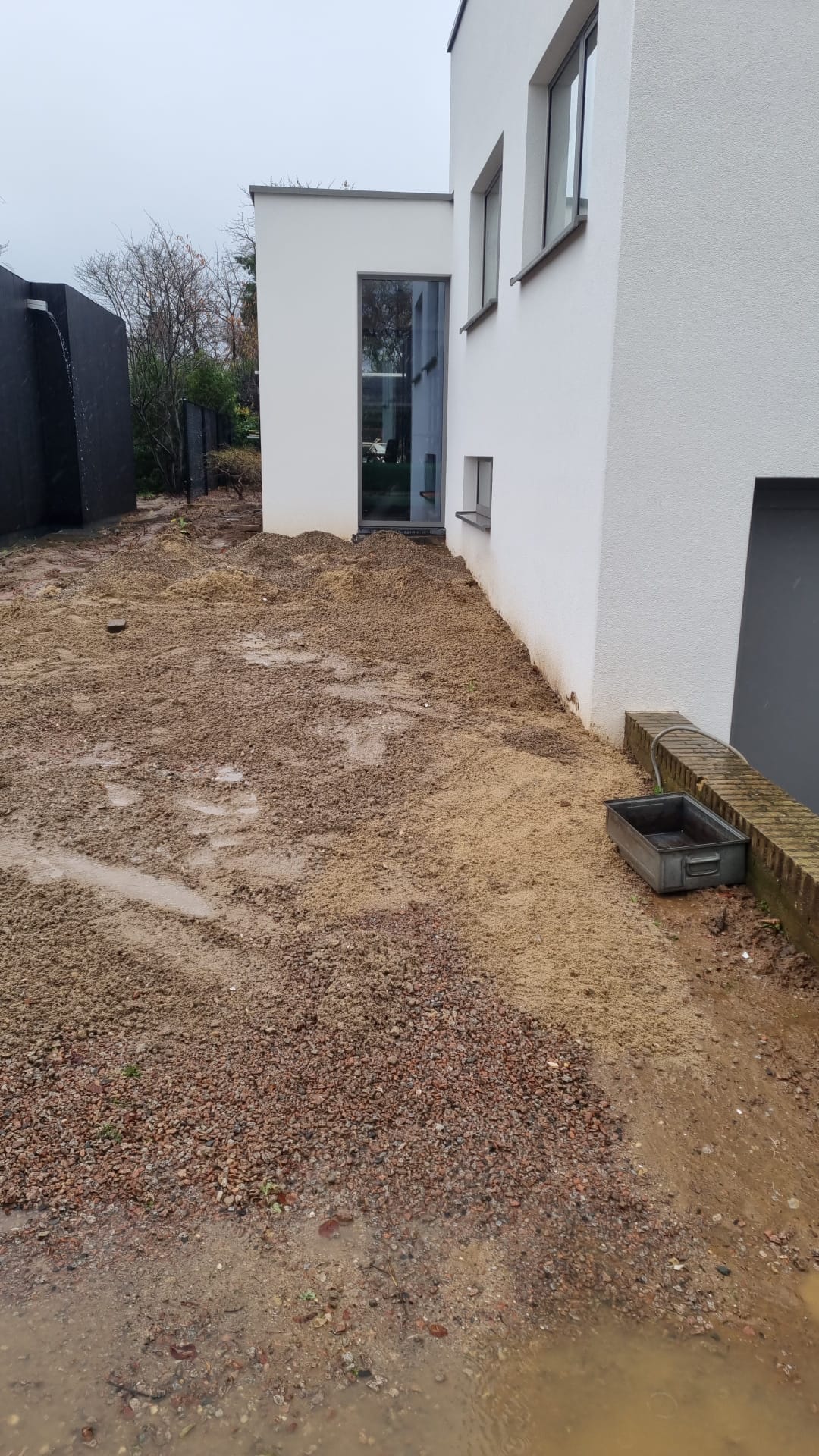 Kaal grondwerk bij villa