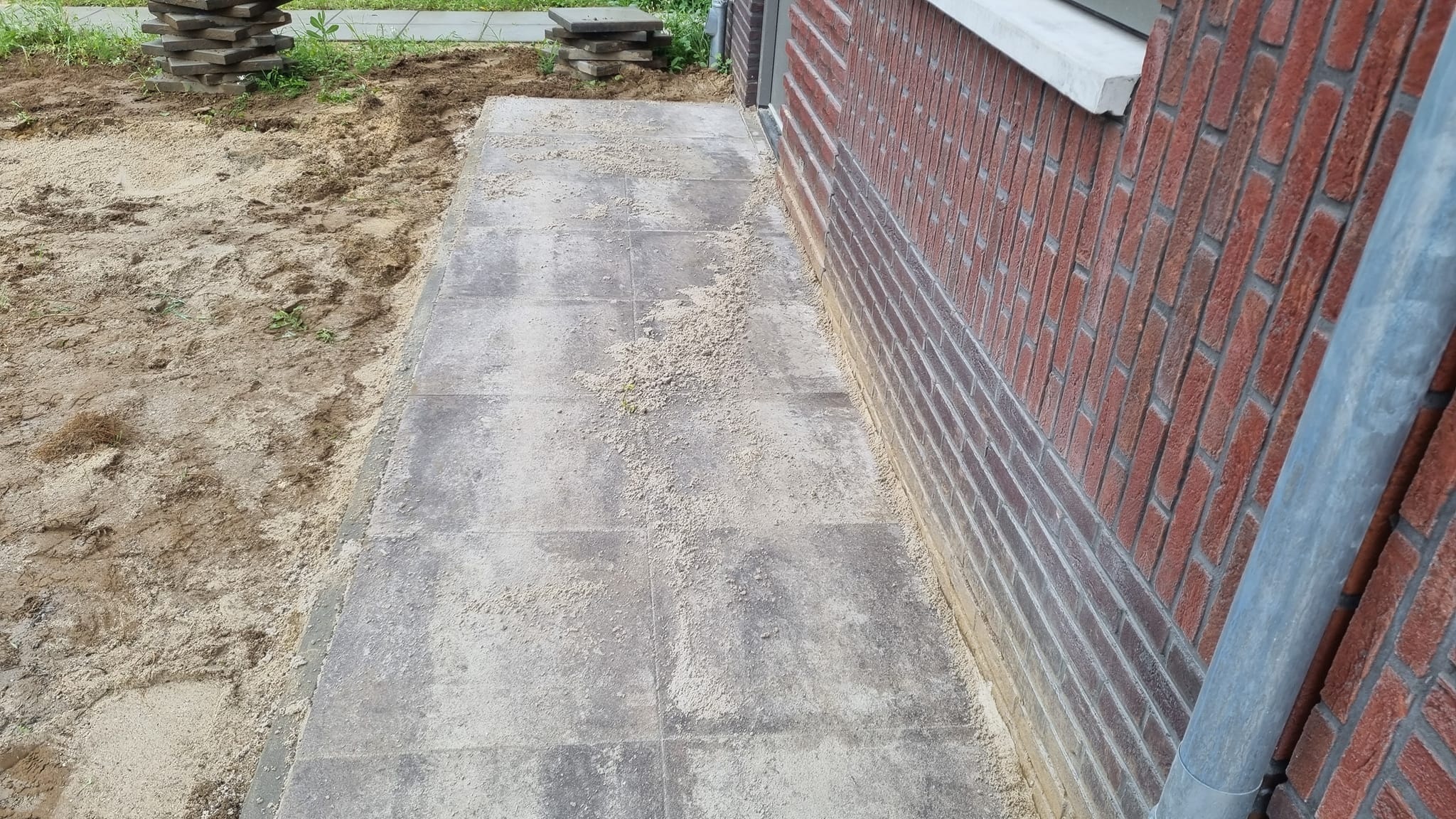 Zijpad tegen bakstenen gevel
