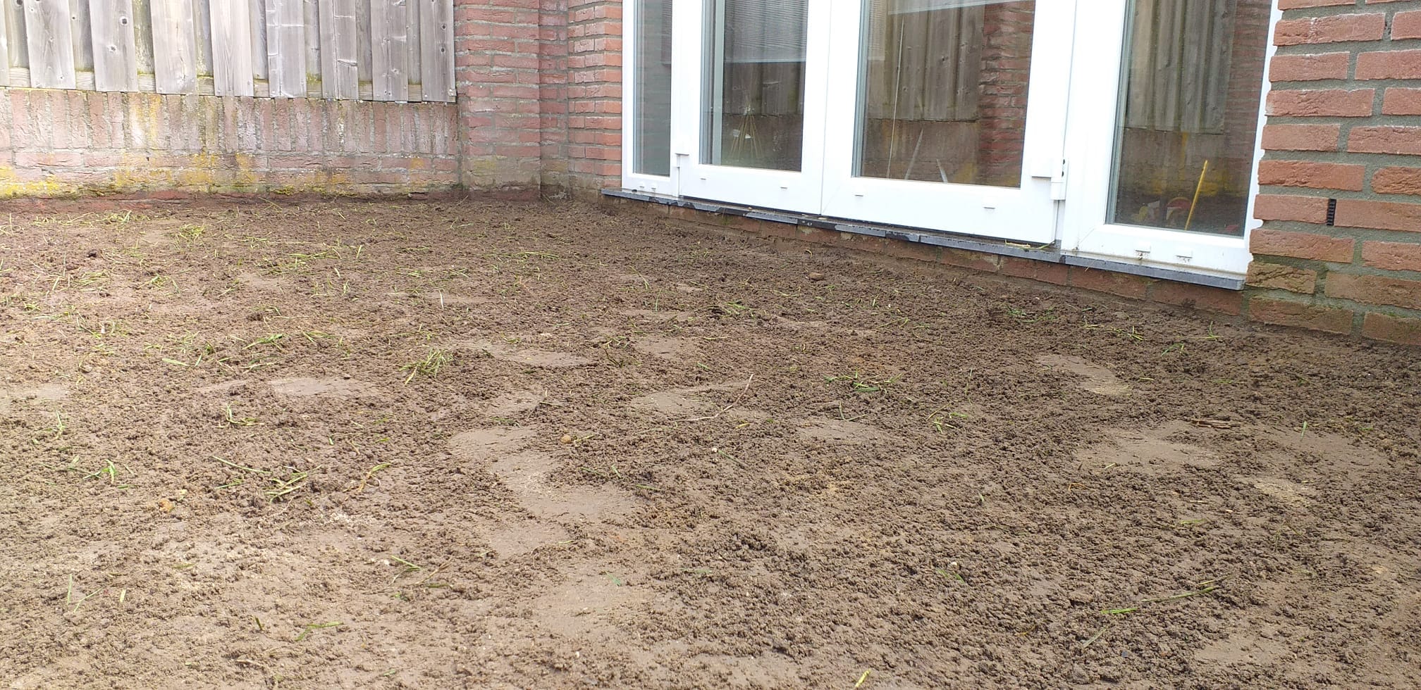 Kale achtertuin voor de werkzaamheden