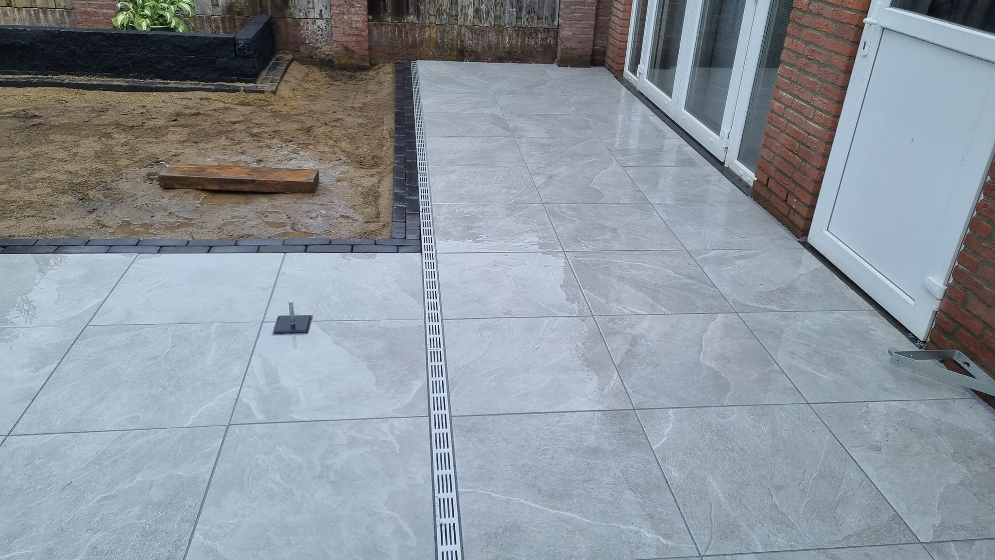 Afgewerkt terras met lijngoot