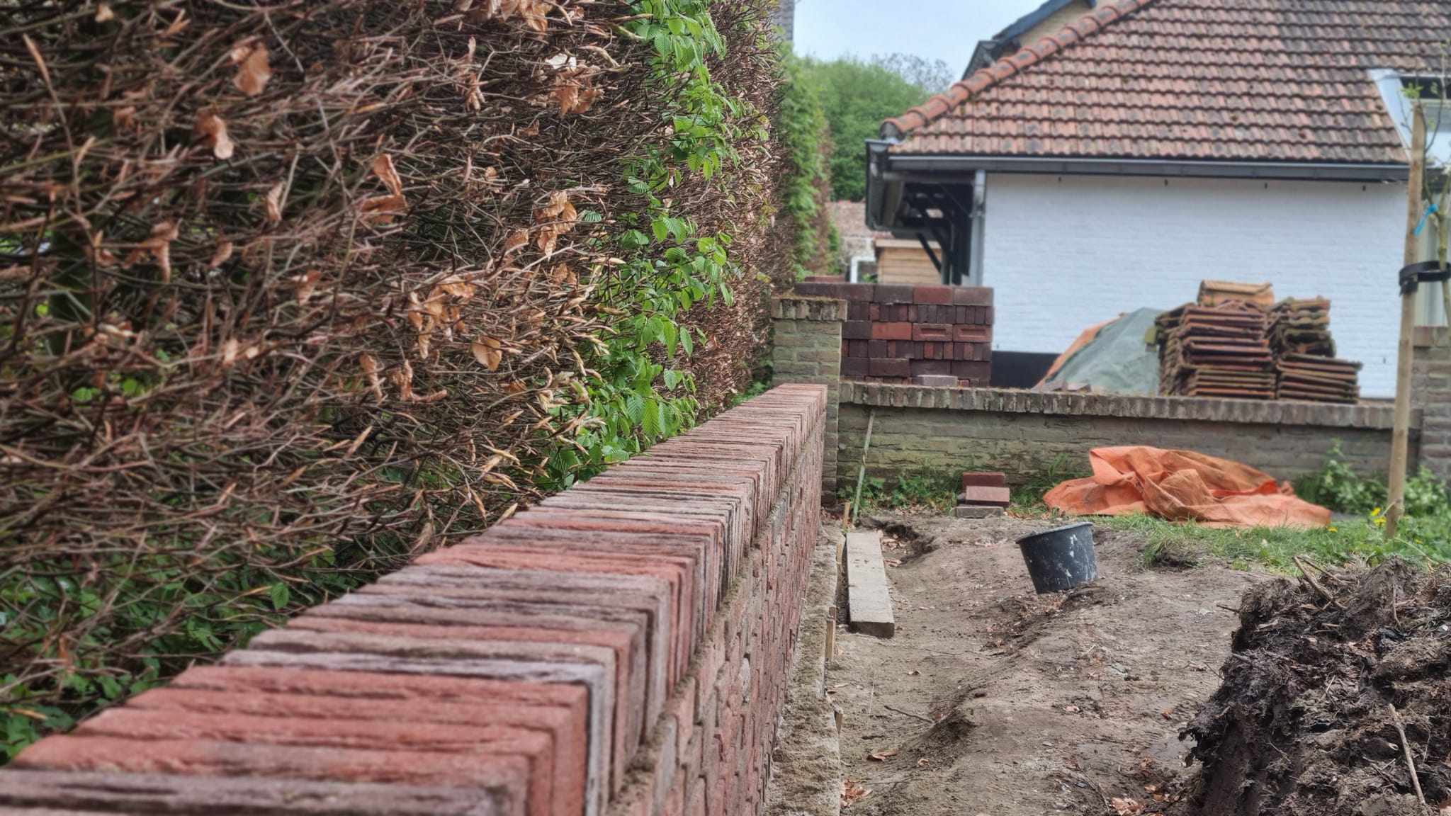 Handgemetselde tuinmuur